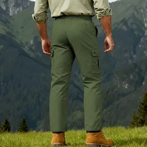 Vista posteriore di pantaloni cargo da uomo verde oliva con elastico in vita in montagna