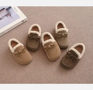 Detailansicht warmer, gefütterter Slipper für Mädchen in Brauntönen mit süßen Schleifen.