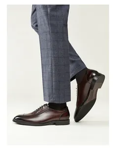 Vue détaillée de chaussures de ville en cuir marron faites à la main pour hommes chic