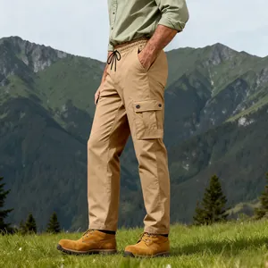 Vista dettagliata dei pantaloni cargo kaki retrò da uomo in un ambiente di montagna