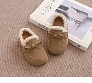 Detailansicht warmer brauner Mädchenschuhe aus Wildlederimitat mit Pelzfutter.
