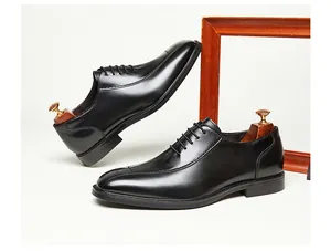 Vue détaillée de chaussures Derby en cuir noir élégantes avec supports en bois pro