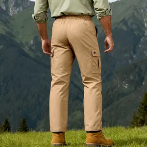 Vista posteriore dei pantaloni cargo kaki da uomo con vita elastica e tasche laterali
