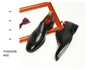 Détail de chaussures Derby en cuir noir avec cadre en bois et accessoire nœud papillon