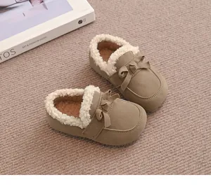 Detailansicht von khakifarbenen Winterschuhen für Mädchen mit Plüschfutter und Schleife