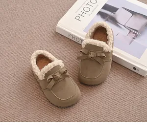 Detailaufnahme von Kinder-Winterhalbschuhen mit warmem Fellfutter und Schleife.
