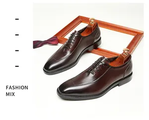 Chaussures derby en cuir marron foncé pour hommes avec cadre en bois et noeud papillon