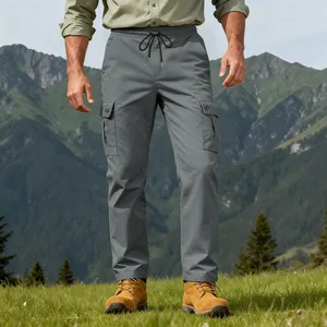 Vista dettagliata dei pantaloni cargo tattici grigi da uomo con coulisse e tasche