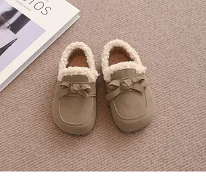 Detailansicht warmer khakifarbener Mädchenschuhe mit Fleece-Futter und Schleife