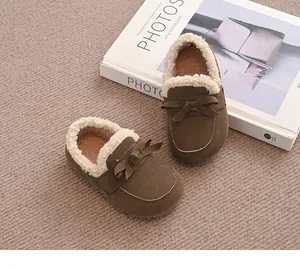 Detailansicht von braunen Winter-Plüsch-Loafers für Mädchen mit Schleife und Kunstfell
