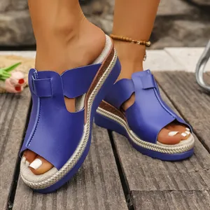 Sandales compensées bleues pour femmes avec bout ouvert et détails en corde et en cuir