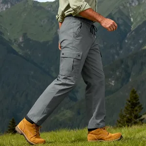 Vista dettagliata dei pantaloni cargo grigi da uomo con tasche tattiche e coulisse in vita