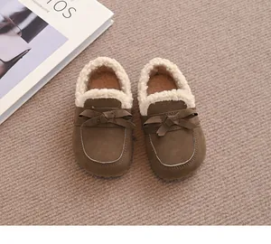 Draufsicht auf braune Winter-Loafer für Kleinkinder mit warmem Fleece-Futter und Schleife.