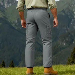 Vista posteriore dei pantaloni cargo tattici grigi da uomo con ampie tasche