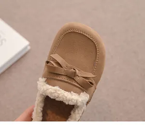 Detailaufnahme von Mädchen Winterschuhen mit Kunstfellfutter und Schleife