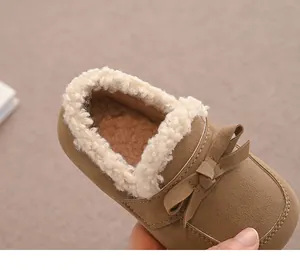 Makroansicht der braunen Winterschuhe für Mädchen mit warmem Kunstfellfutter und Schleife