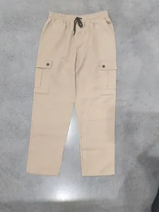 Dettaglio dei pantaloni cargo kaki da uomo con vita elastica e coulisse regolabile