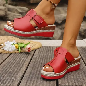 Sandales compensées rouges à plateforme pour femmes avec bride velcro aux pieds