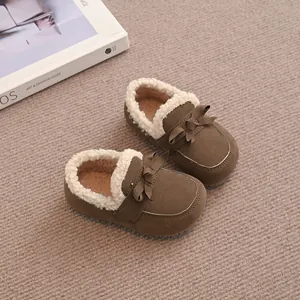 Warme braune Winterschuhe für Kleinkinder mit weichem Kunstfellfutter und Schleife.