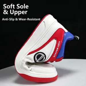 Flexibler Herren-Sportschuh in Weiß-Rot-Blau, zeigt weiches elastisches Sohlendesign