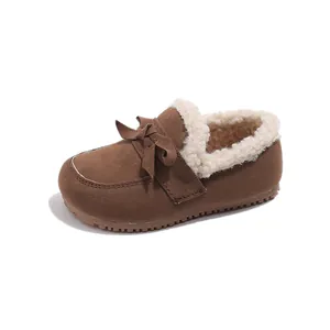 Stilvolle braune, warm gefütterte Slipper für Kleinkinder mit niedlicher Schleife