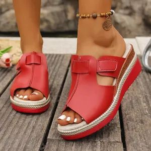 Vue détaillée de sandales compensées rouges pour femmes avec attaches velcro réglables