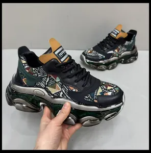 Vue de côté de baskets compensées pour hommes avec motifs géométriques et semelles épaisses