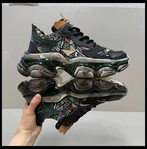 Gros plan de baskets épaisses pour hommes avec motif imprimé coloré et semelle compensée