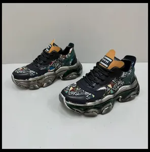 Gros plan de baskets compensées pour hommes avec motifs géométriques et semelles métalliques