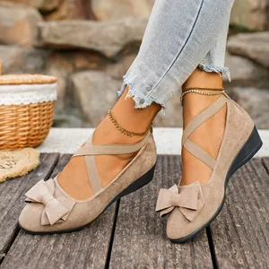 Scarpe con zeppa in pelle scamosciata color kaki con fiocco e cinturini elastici incrociati.