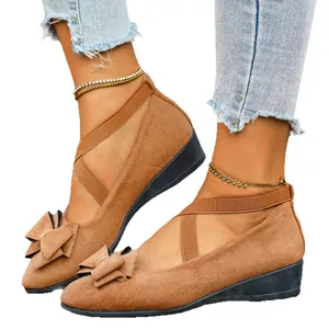 Eleganti scarpe con zeppa in camoscio cammello da donna con cinturini incrociati e fiocco