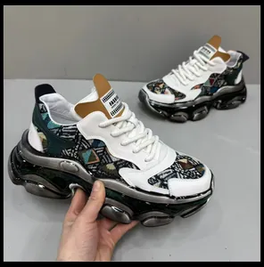Vue détaillée des baskets compensées montantes pour hommes avec motifs géométriques