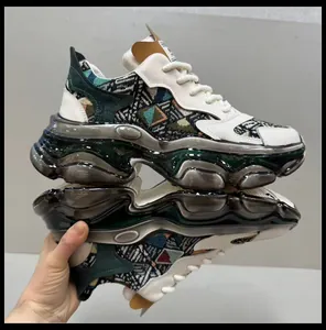 Vue détaillée de baskets chunky avec motif ethnique et semelle verte épaisse.