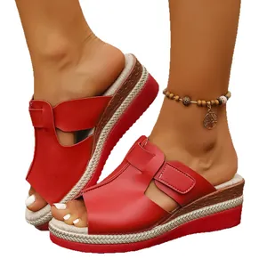 Sandales à plateforme rouges pour femmes avec bride velcro réglable et bout ouvert élégant