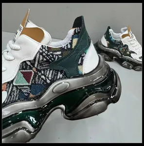 Gros plan sur la semelle épaisse verte et le motif ethnique des baskets montantes pour hommes
