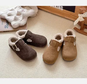 Mocasines infantiles forrados de piel en gamuza marrón y beige con hebilla de metal