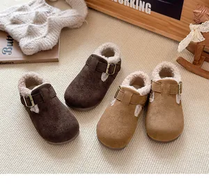 Detalle de zuecos de invierno para niños con forro de borreguito y hebilla lateral