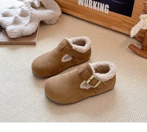Primer plano de zapatos de invierno de ante marrón para niños con forro de piel sintética cálida