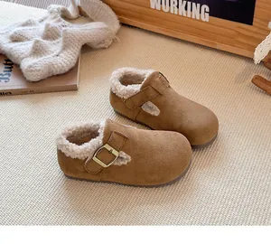 Vista detallada de zapatos de invierno de ante marrón para niños con forro de piel sintética.