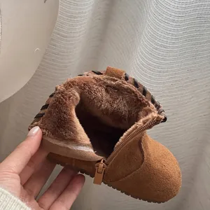 Primo piano di stivaletto invernale per bambini con calda fodera in peluche e cerniera