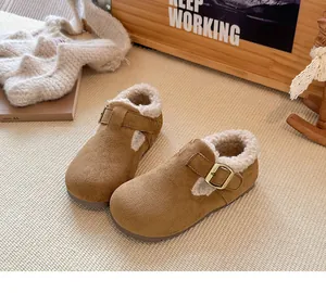 Detalle de zapatos de invierno de gamuza marrón para niños con cálido forro de piel