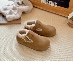 Primer plano de zapatos de algodón marrón para niños con forro de felpa y hebilla