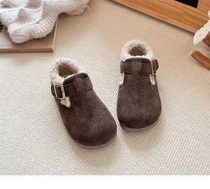 Detalle de zapatos de invierno para niños en gamuza marrón con forro de piel