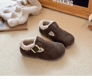 Vista detallada de los mocasines de gamuza marrón para niños con forro polar cálido