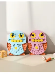 Détail des gamelles interactives en forme de hibou en bleu et rose pour animaux curieux