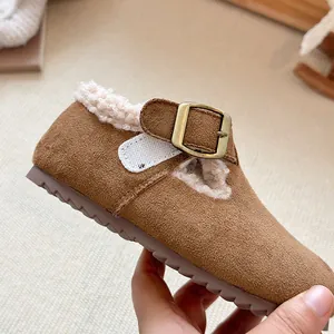 Mocasines de invierno para niños forrados de borreguito con hebilla.