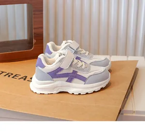 Gedetailleerd zijaanzicht van witte en paarse meisjessneakers met warme fleecevoering.
