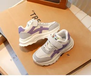 Gedetailleerde weergave van paars-witte meisjessneakers met warme fleece voering