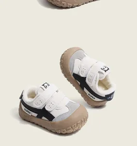 Baskets d'hiver chaudes pour tout-petits avec doublure en polaire et bandes velcro.