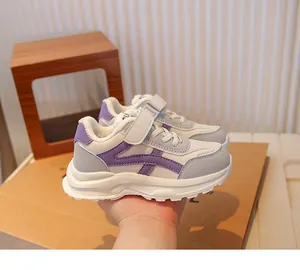 Detailopname van sportschoenen voor kinderen met zachte zolen en warme voering